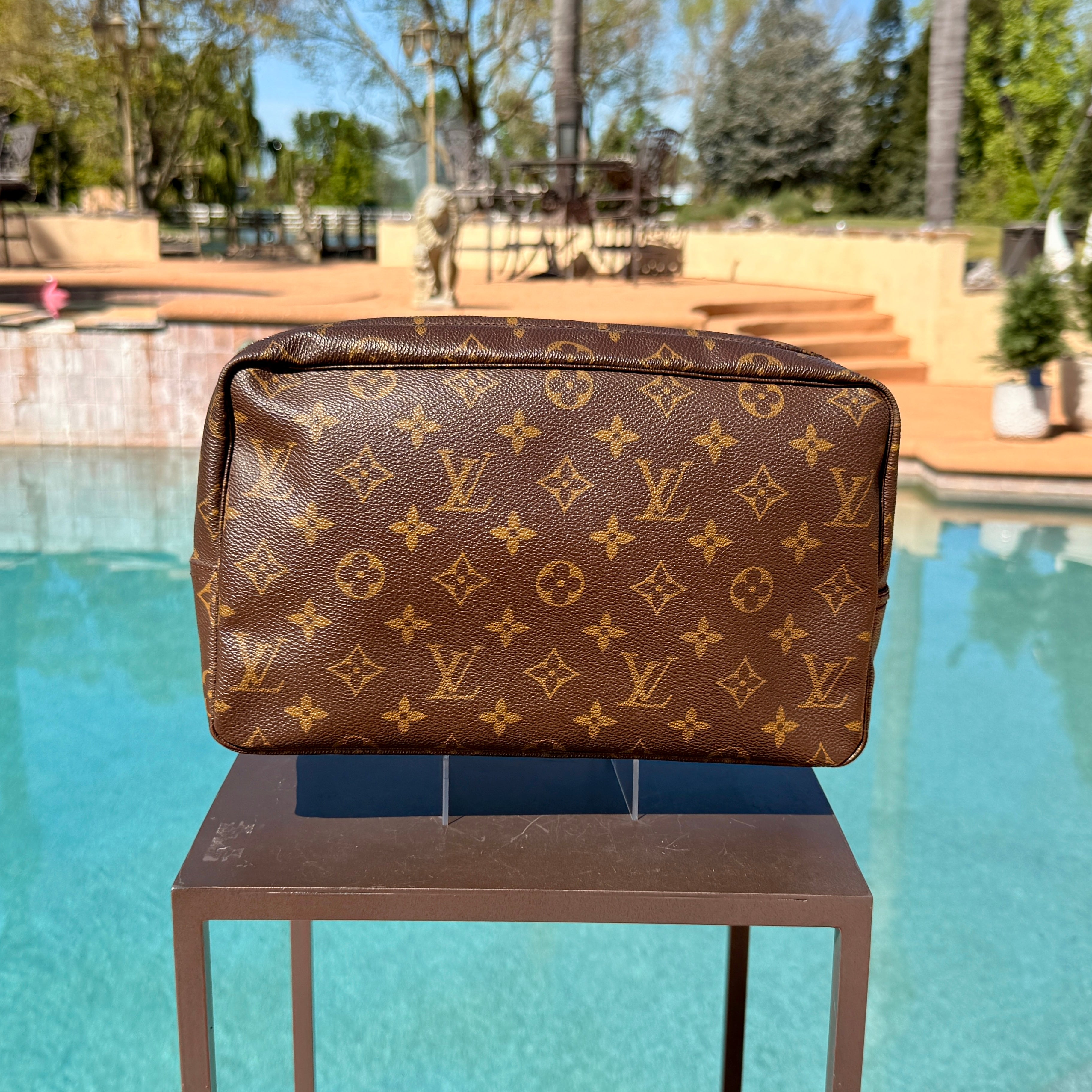 Louis Vuitton	Vintage Monogram Trouse Toilette 28
