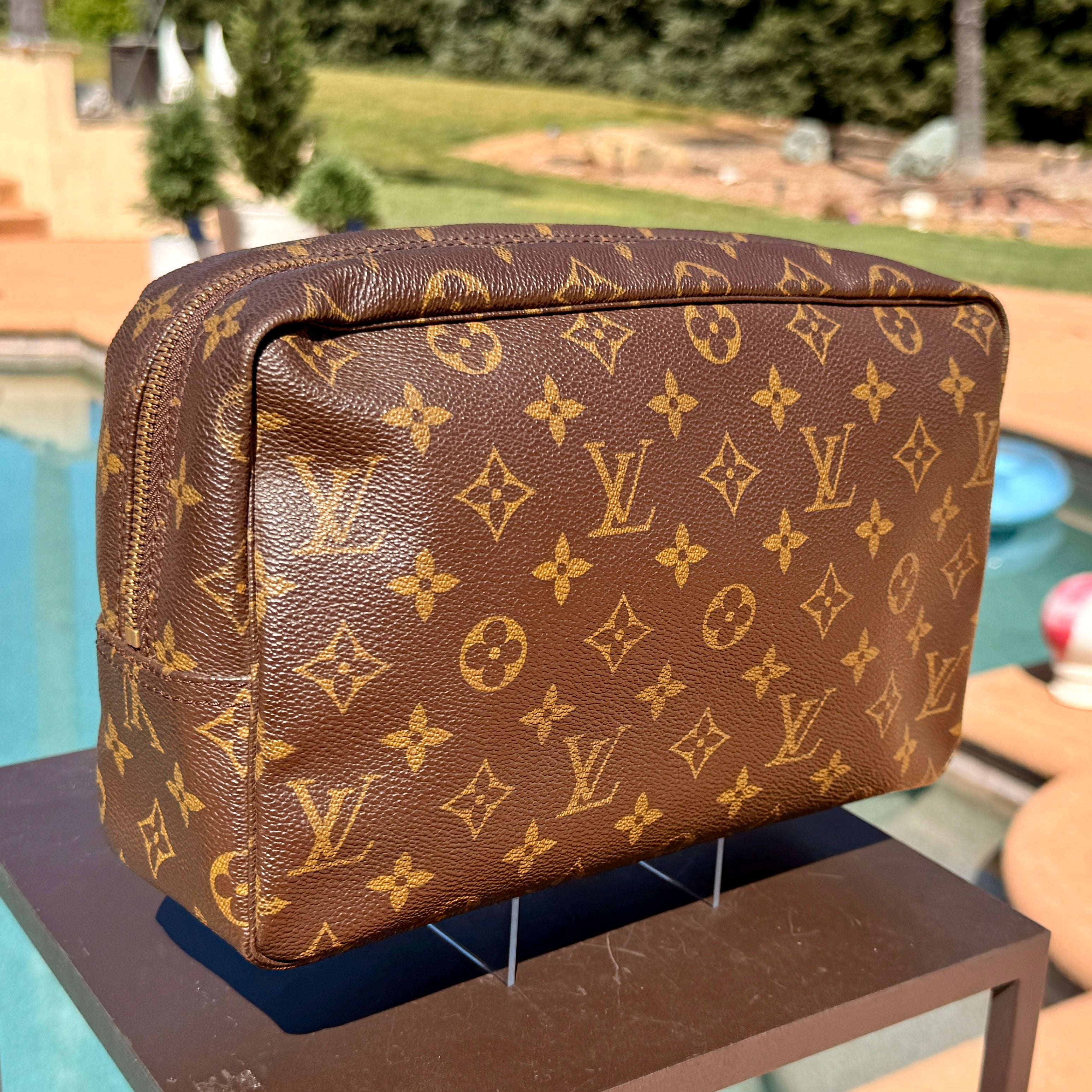 Louis Vuitton	Vintage Monogram Trouse Toilette 28