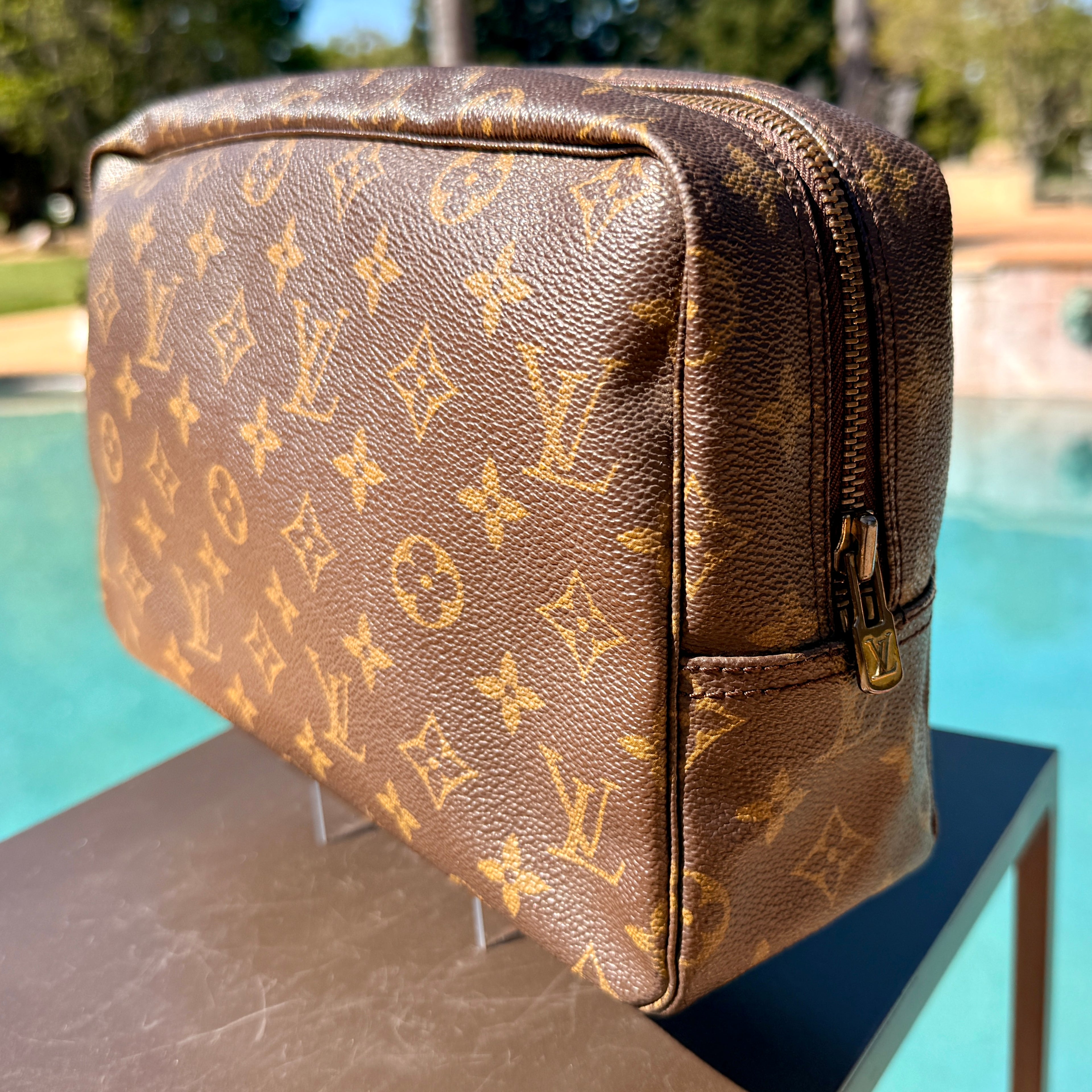 Louis Vuitton	Vintage Monogram Trouse Toilette 28