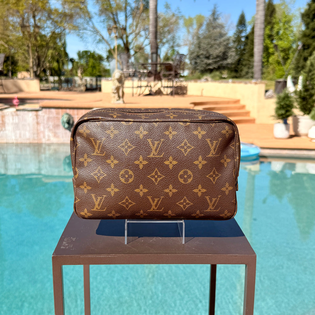 Louis Vuitton	Vintage Monogram Trouse Toilette 23