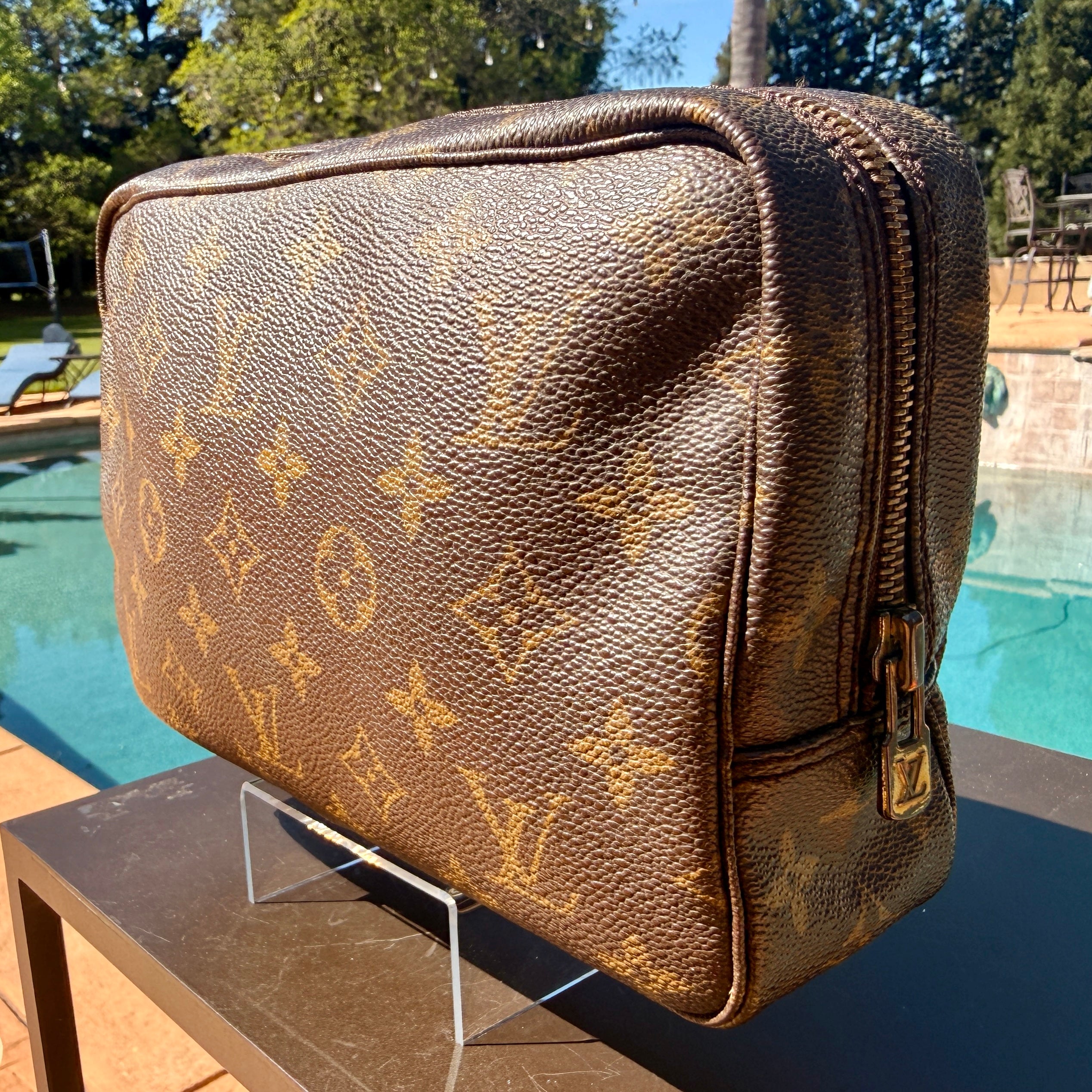 Louis Vuitton	Vintage Monogram Trouse Toilette 23