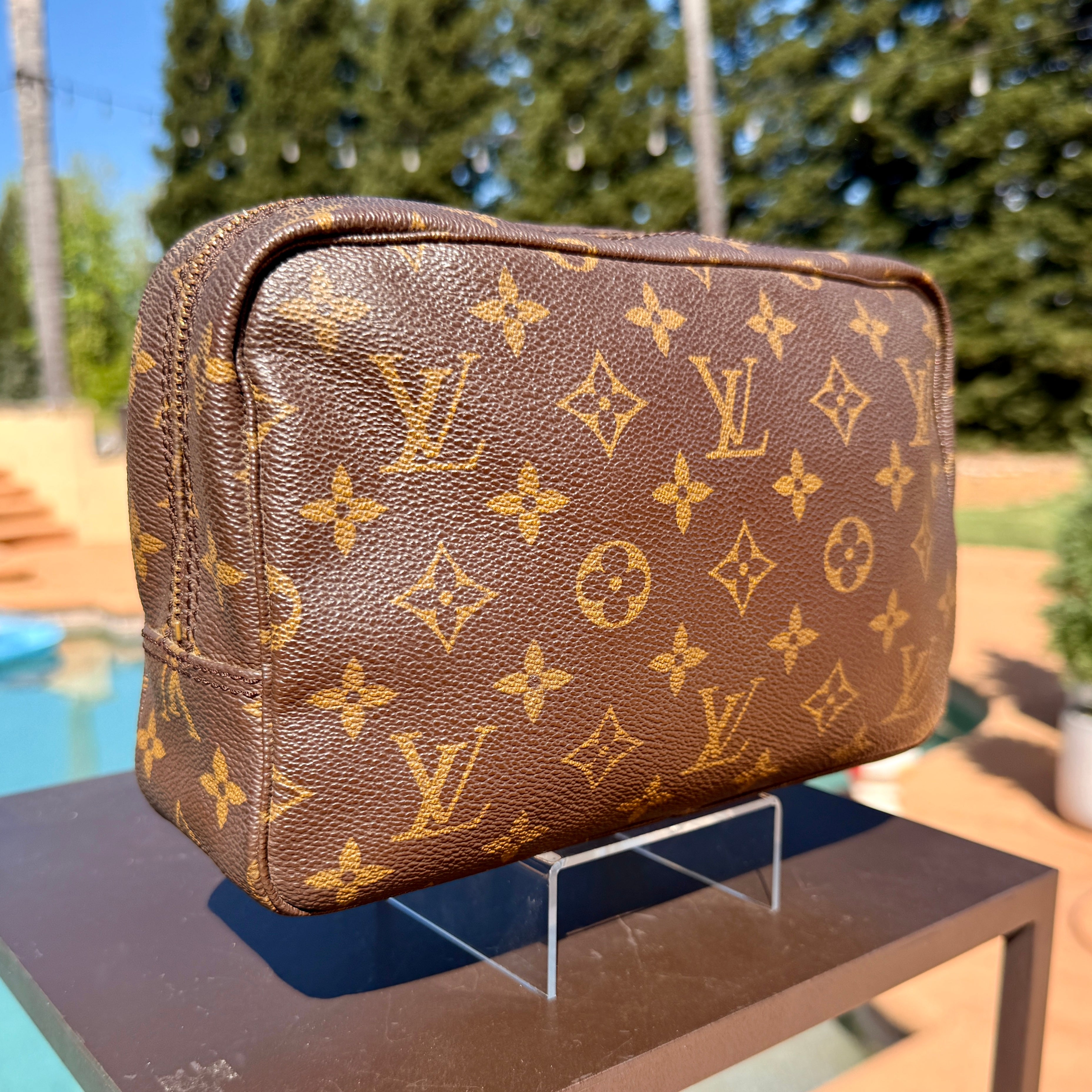 Louis Vuitton	Vintage Monogram Trouse Toilette 23