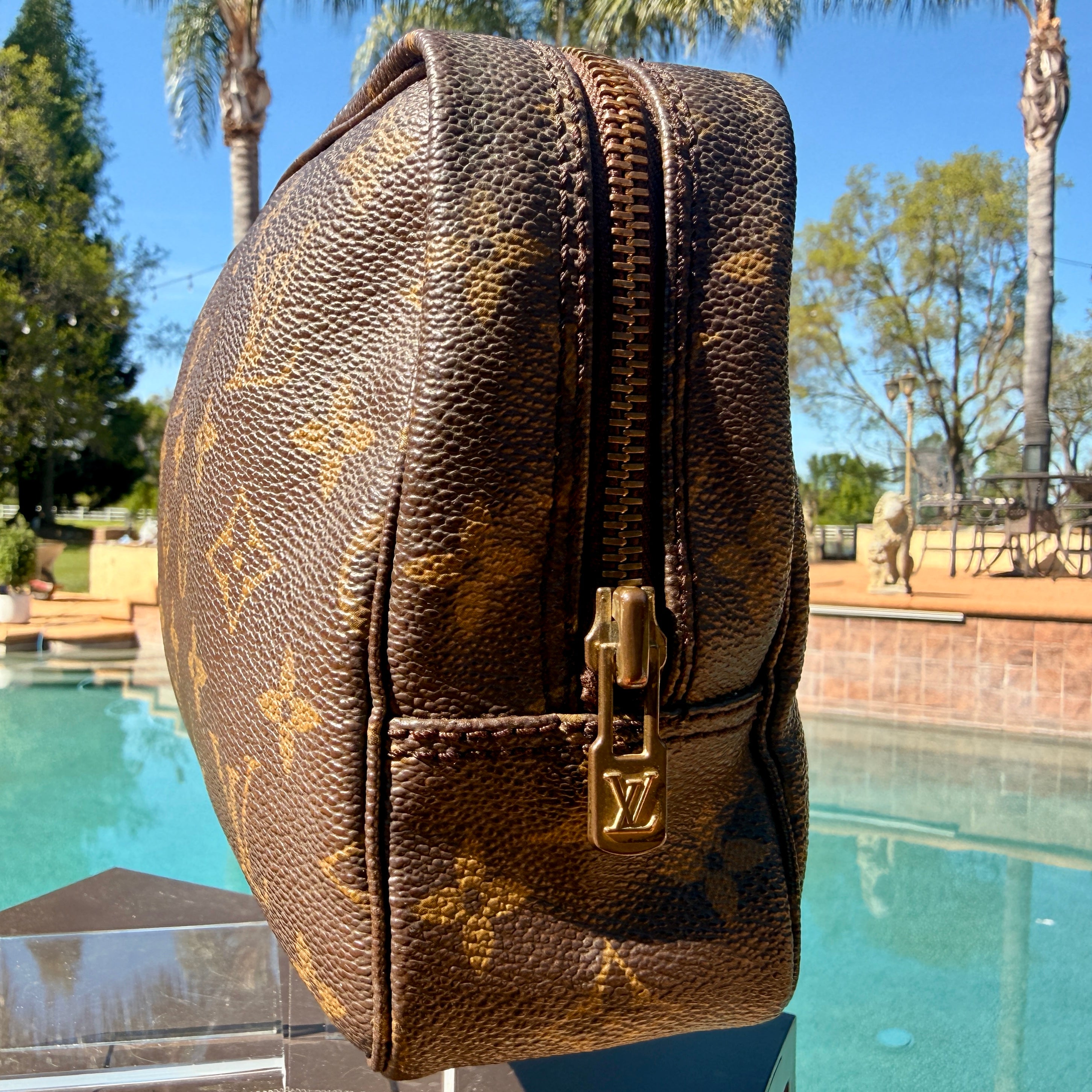 Louis Vuitton	Vintage Monogram Trouse Toilette 23