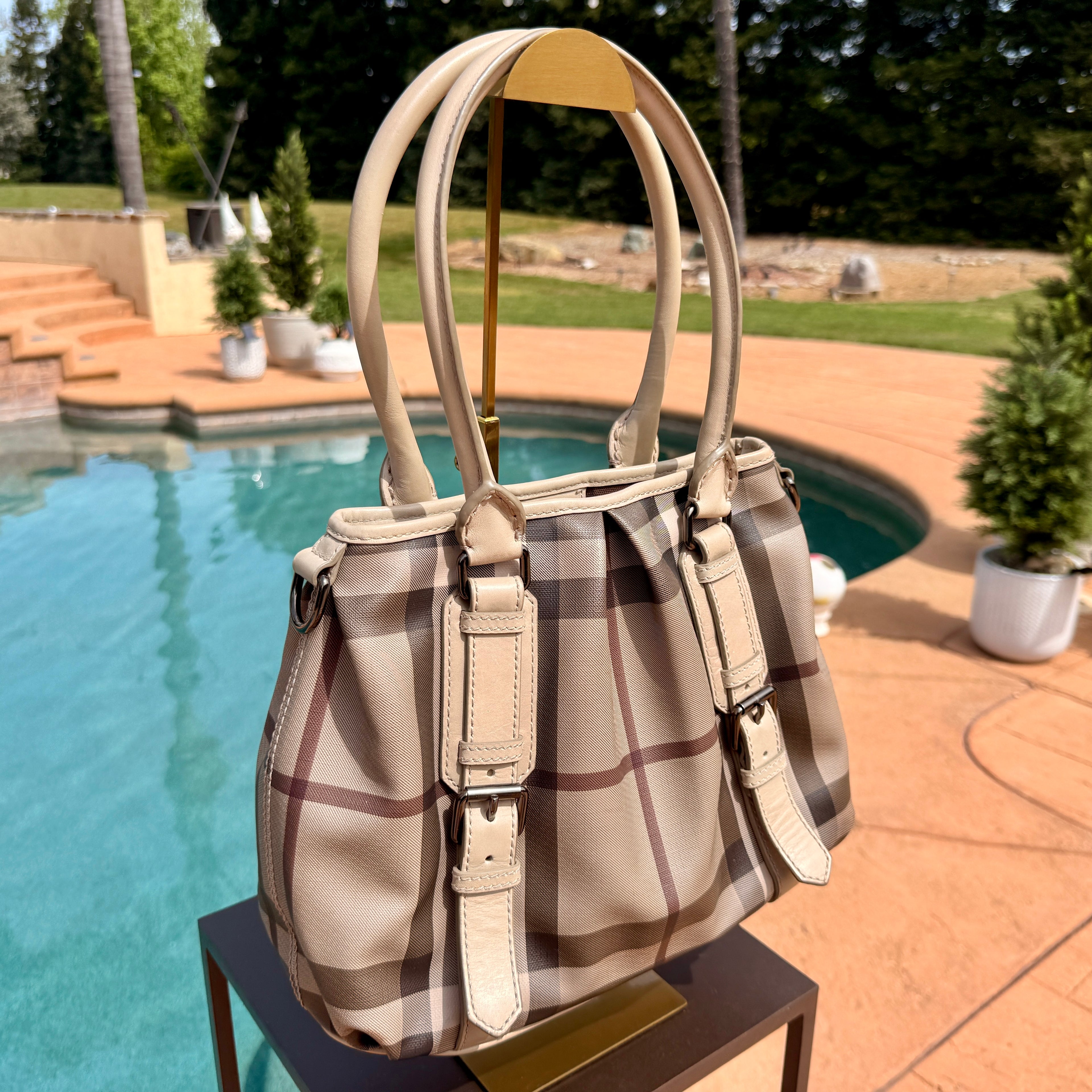 Burberry	Vintage Checkered Shoulder Bag Medium