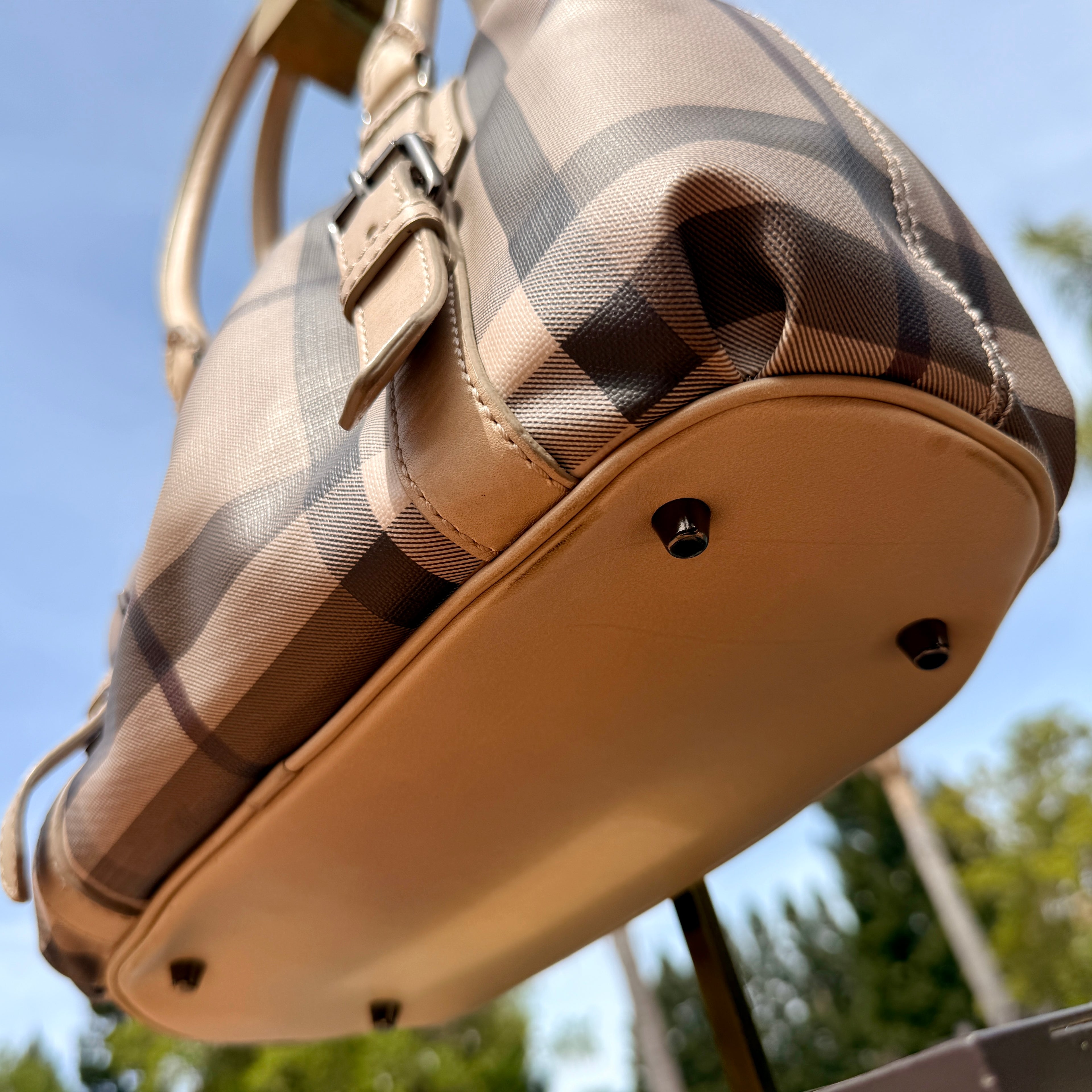 Burberry	Vintage Checkered Shoulder Bag Medium